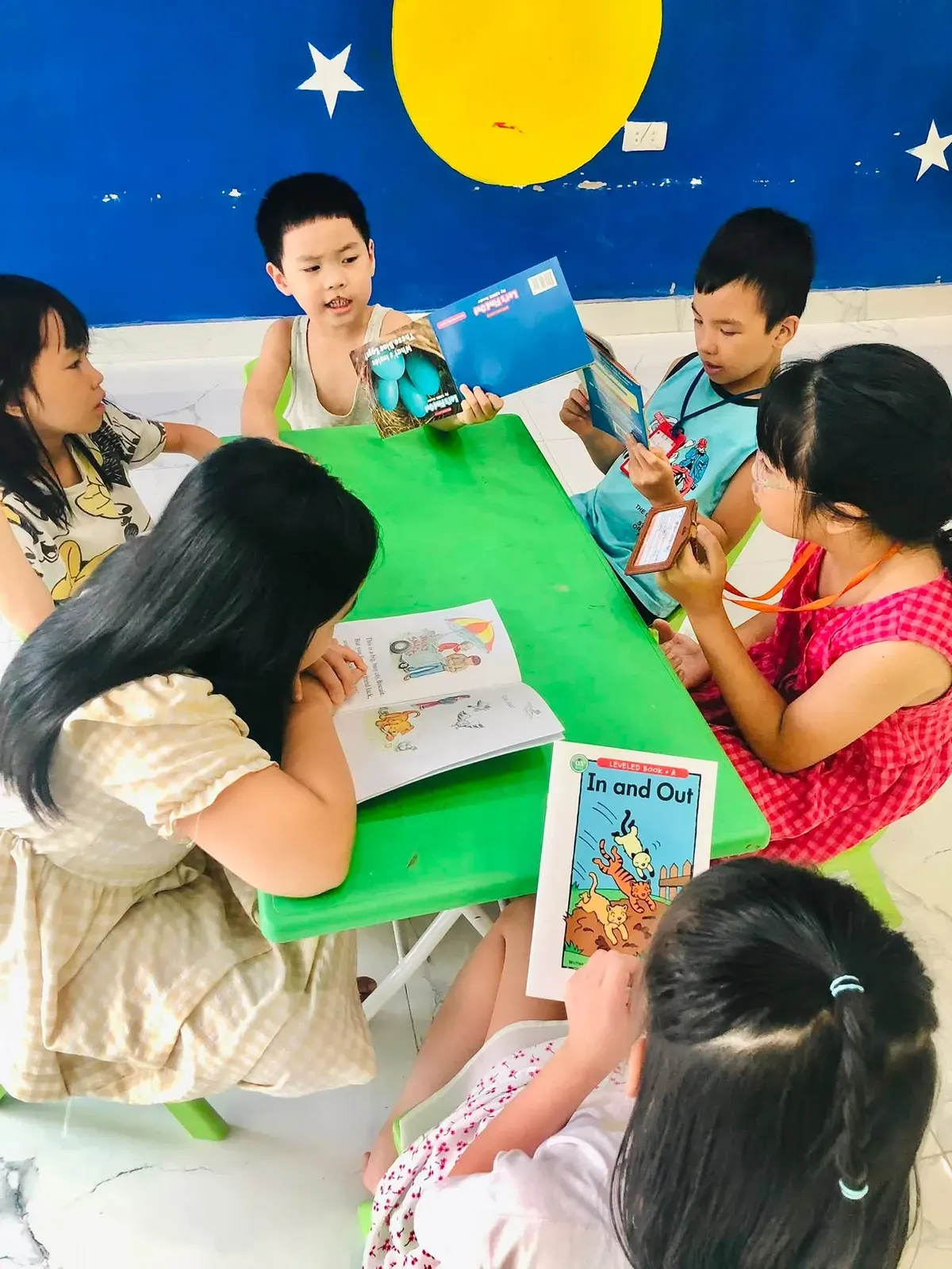 Group reading time with English picture books